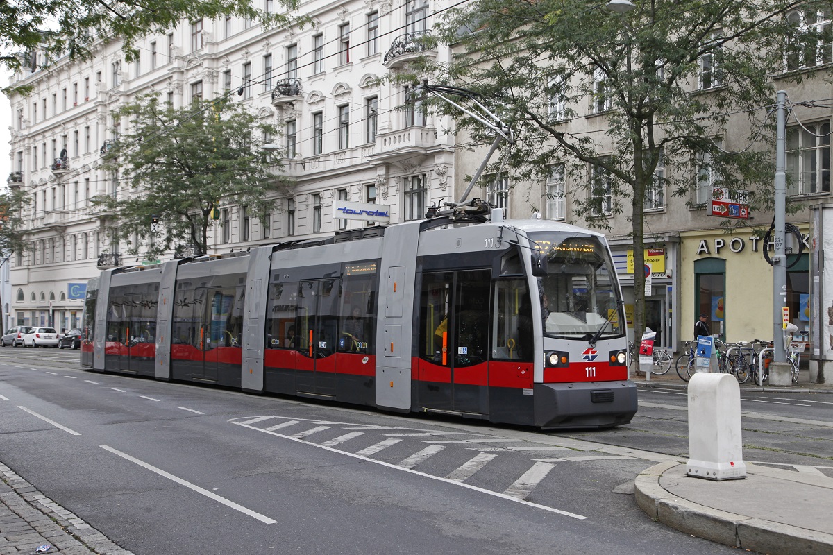 Triebwagen 111,Linie 52,Wien Mariahilferstraße,3.09.2017.