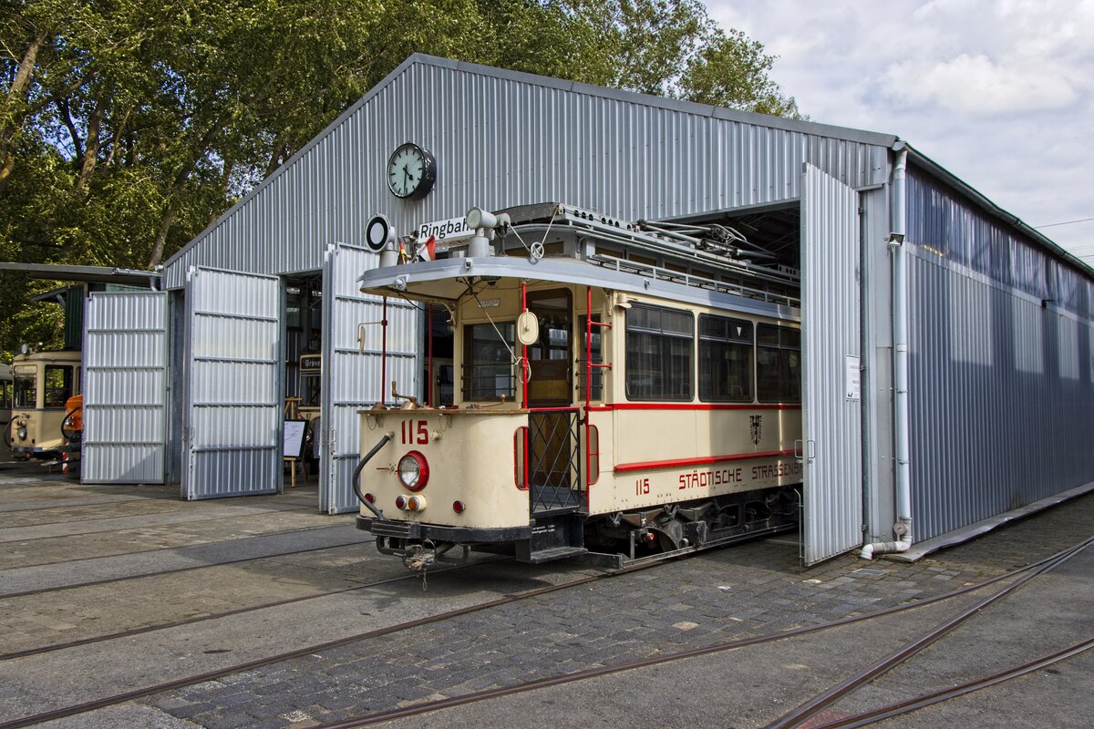 Triebwagen 115 von 1908 vor der neuen Wagenhalle des Nahverkehrsmuseums Dortmund (31.07.2021)