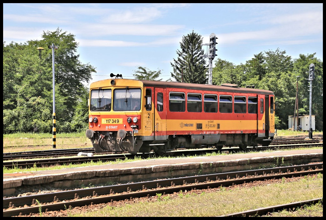 Triebwagen 117349 rangiert hier am 14.7.2022 um 13.37 Uhr im Bahnhof Tapolca.