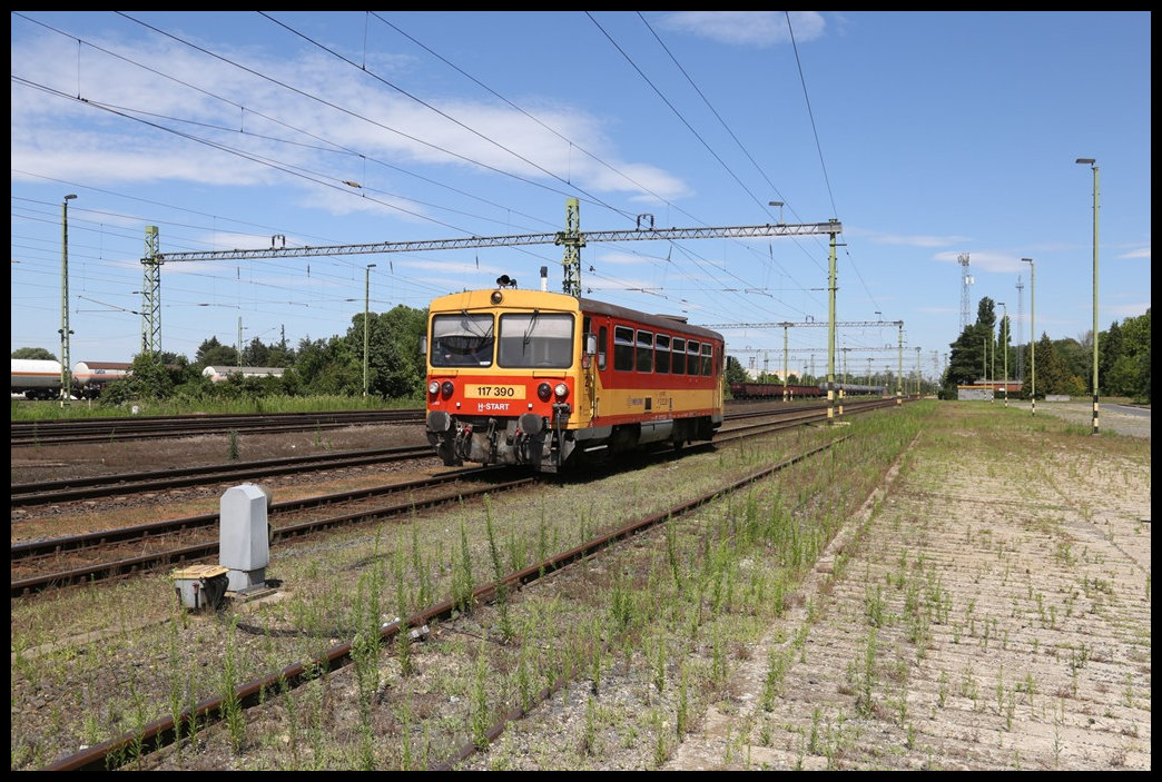Triebwagen 117390 fährt hier als Zug 9655 am 14.7.2022 um 11.40 Uhr in Ukk nach Sümeg ab.