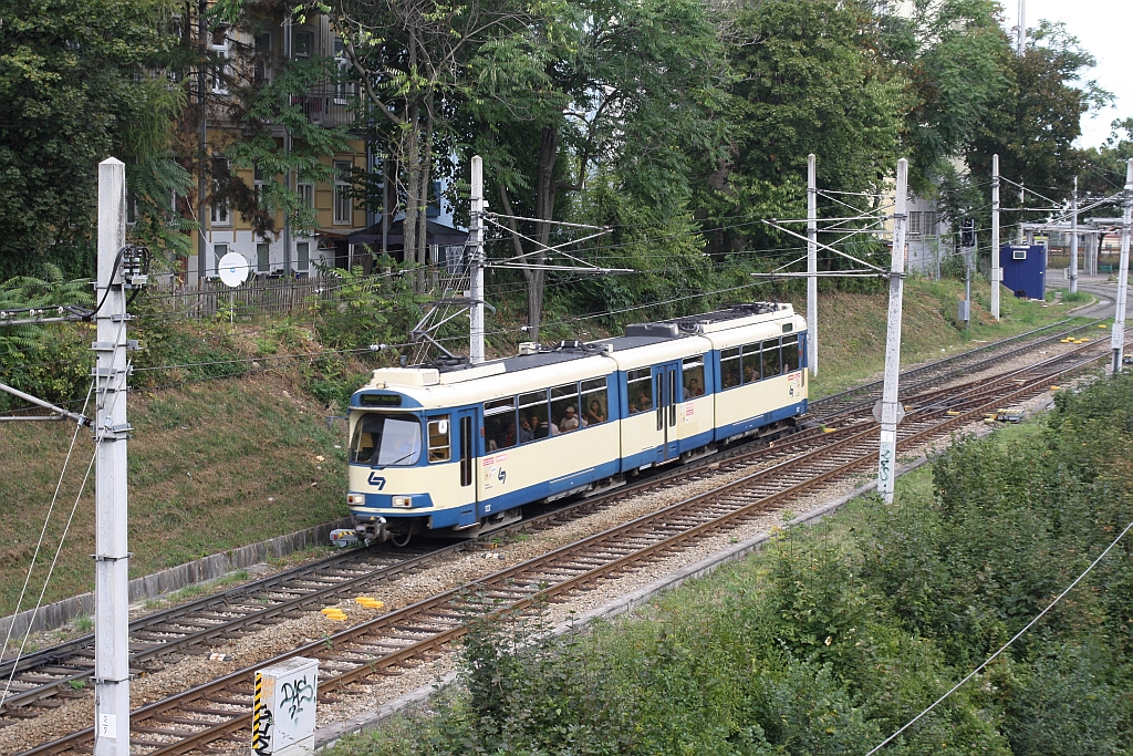 Triebwagen 122 am 19.September 2015 bei der Hst. Schedifkaplatz.