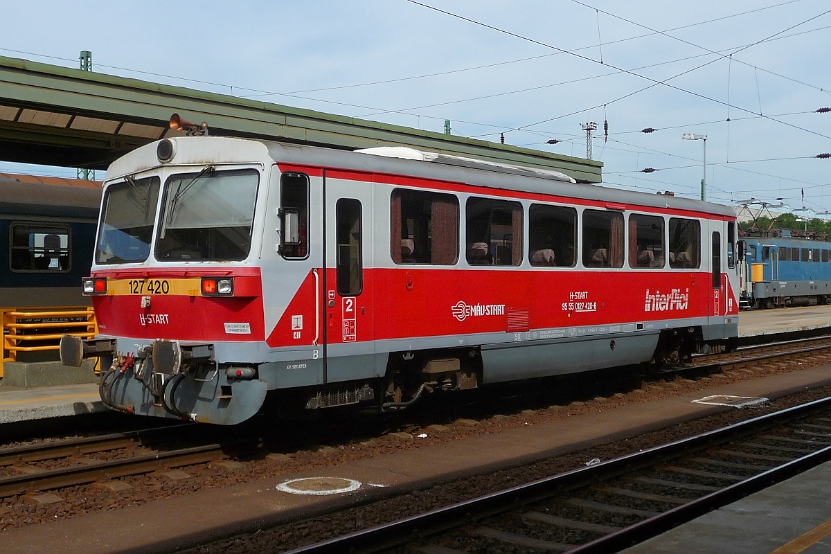 Triebwagen 127-420 im Bahnhof Nyiregyhaza, 29. ‎Mai ‎2016
Die Bezeichnung  InterPici  ist ein nettes Wortspiel; es besagt dass der Zug die kleinen Orte verbindet.