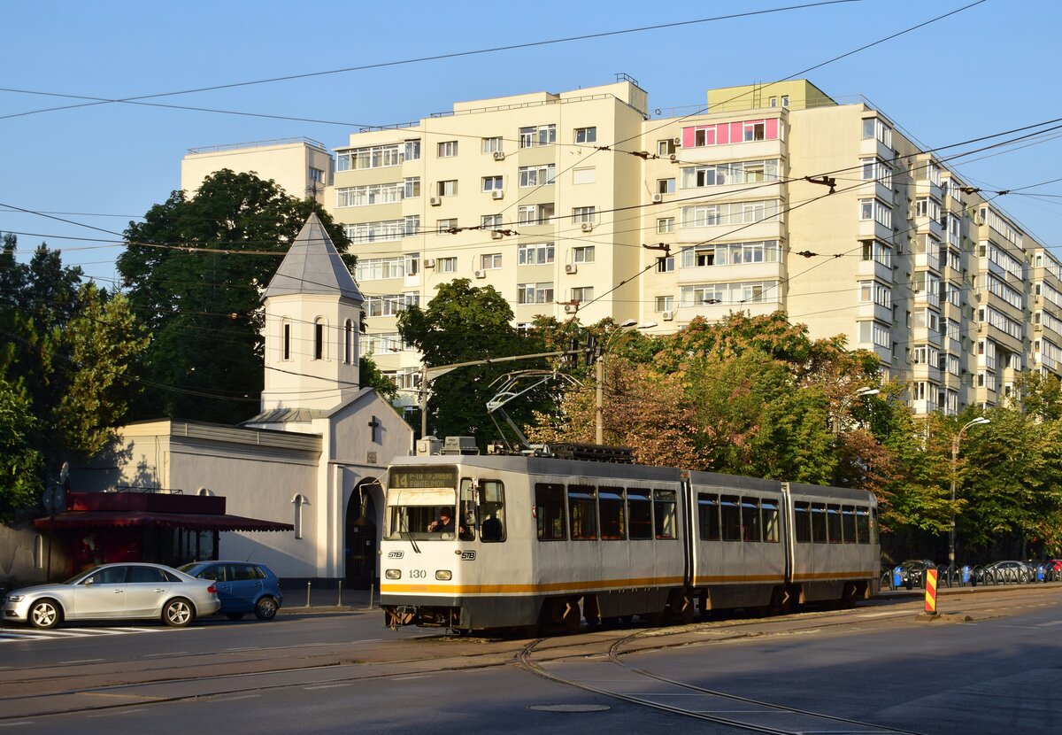 Triebwagen 130 hat soeben die Haltestelle Cimitirul Armenesc verlassen als Linie 14 nach Pantelimon.

Bukarest 03.09.2025