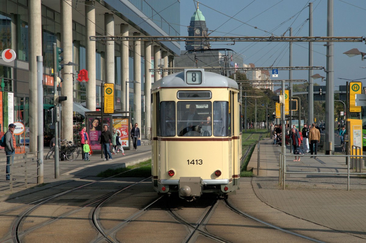 Triebwagen 1585 mit Beiwagen 1413 am 04.10.14 auf Sonderfahrt am Dresdner Hauptbahnhof