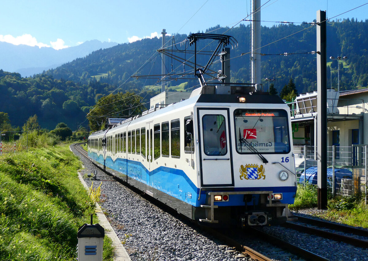 Triebwagen 16 f�hrt in der Morgensonne in Garmisch-P. ein. Garmisch-Partenkirchen, 19.9.2026