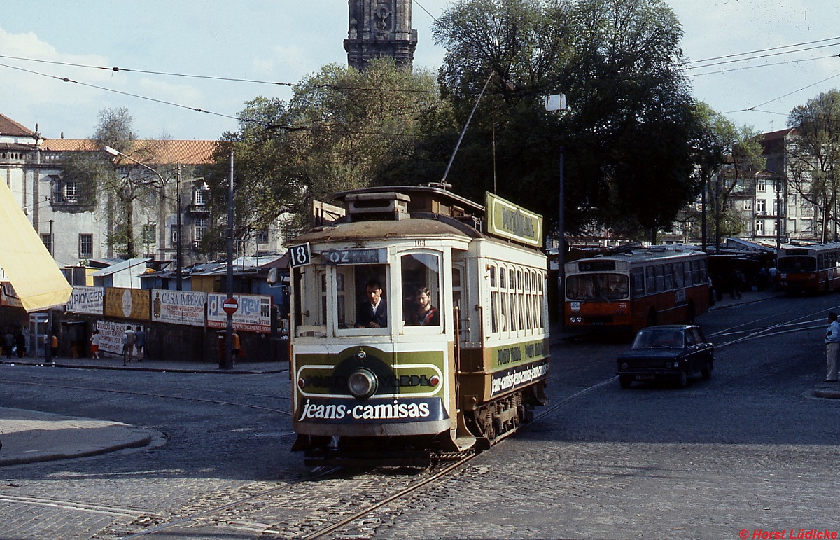 Triebwagen 164 (Brill 1910) hat sich im April 1984 auf den Weg vom Carmo nach Foz gemacht. Das Fahrzeug wurde 1991 nach Memphis/USA verkauft. Zu diesem Zeitpunkt waren vom einst umfangreichen Straßenbahnnetz nur noch zwei Linien vorhanden, die zahlreichen Innenstadtstrecken waren bis auf den spärlichen Rest zum Carmo stillgelegt, von den Überlandstrecken existierte nur noch die Linie nach Matosinhos. Wider Erwarten kam es aber doch nicht zu einer Gesamtstillegung, heute verkehren - neben der modernen Stadtbahn, die teilweise auf ehemaligen Schmalspurstrecken verkehrt - die alten Triebwagen immer noch auf einem Teil des 1984 vorhandenen Netzes.