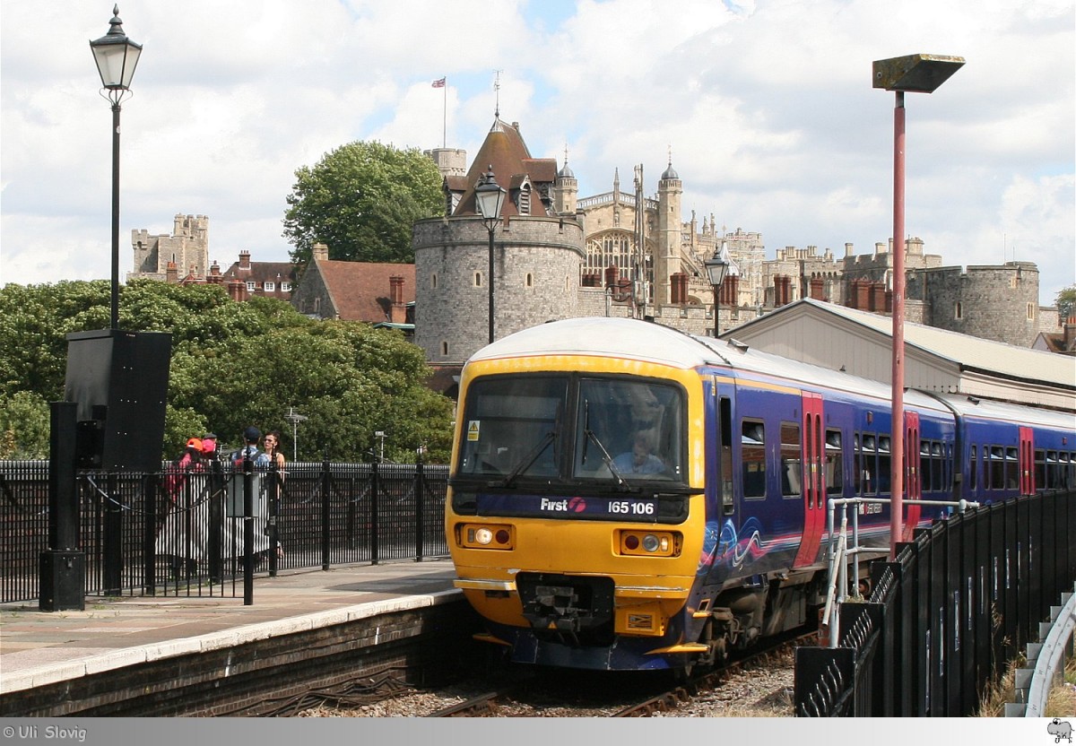 Triebwagen 165 106 steht am 9. August 2014 zur Abfahrt bereit in der Station Windsor & Eton  Central. Im Hintergrund ist Schloß Windsor zu erkennen.