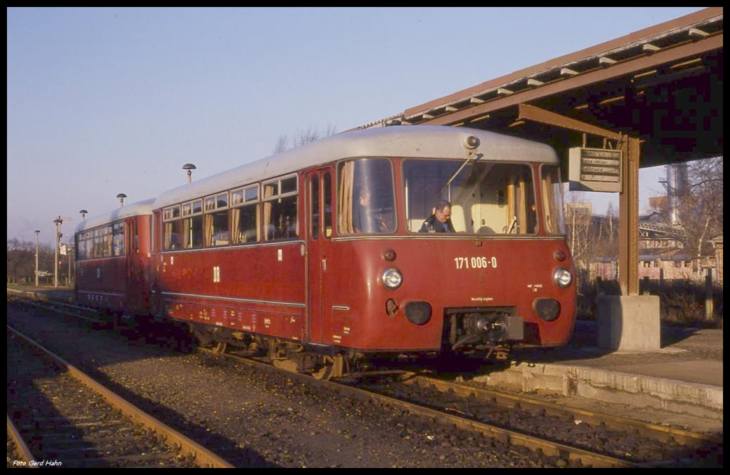 Triebwagen 171006 ist hier am 30.12.1990 als Personenzug aus Oebisfeld im Bahnhof Salzwedel angekommen.