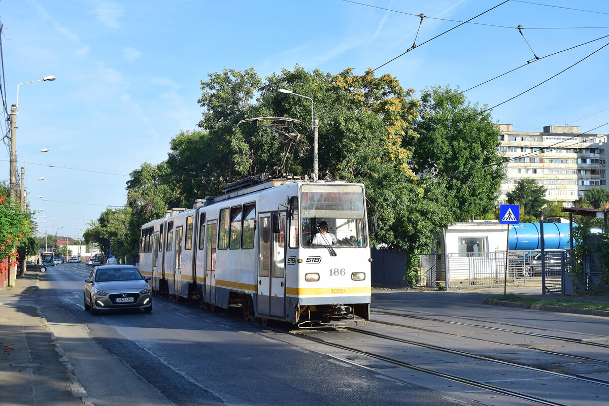 Triebwagen 186 rumpelt nun in Gegenrichtung über die Strada Zetarilor Richtung Calea Vitan auf der Linie 19.

Bukarest 04.09.2025