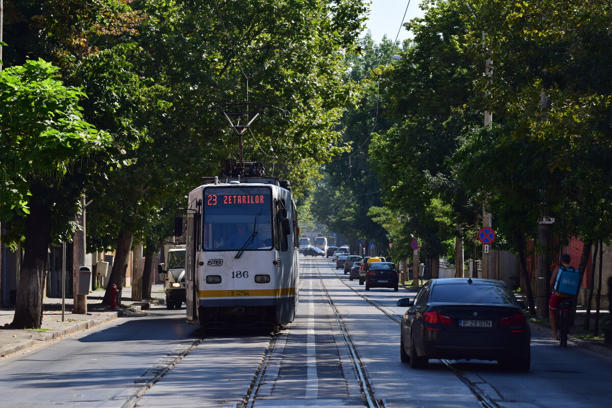 Triebwagen 186 vom Typ V3A f�hrt dem Bulevardul Marasesti entlang auf der Linie 23 nach Zetarilor. Im HIntergrund rollt bereits ein weiterer V3A auf der Linie 27 an.

Bukarest 02.08.2026