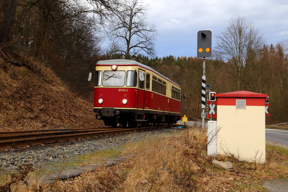 Triebwagen 187 011 als P8955 (Gernrode-Alexisbad) am 07.02.2016 bei der Einfahrt in den Haltepunkt Mägdesprung. (Bild 1)
