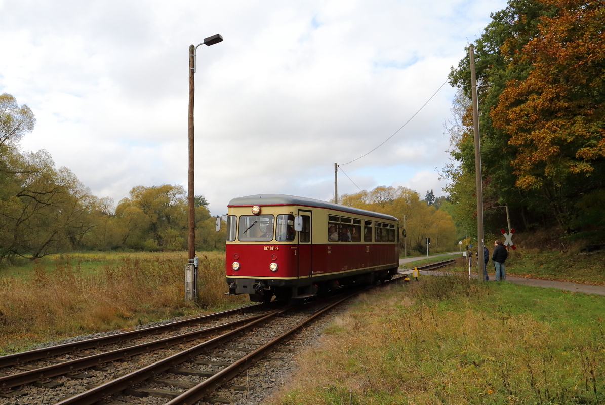 Triebwagen 187 011 als P8972 (Nordhausen-Quedlinburg) am 23.10.2016 bei der Einfahrt in Straßberg. (Bild 1)