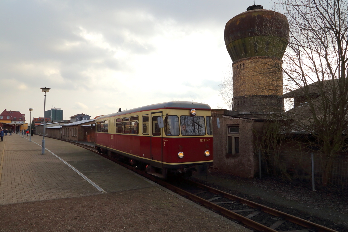 Triebwagen 187 011 am Mittag des 25.02.2017 bei Ausfahrt aus dem Bahnhof Nordhausen Nord. (Bild 1)