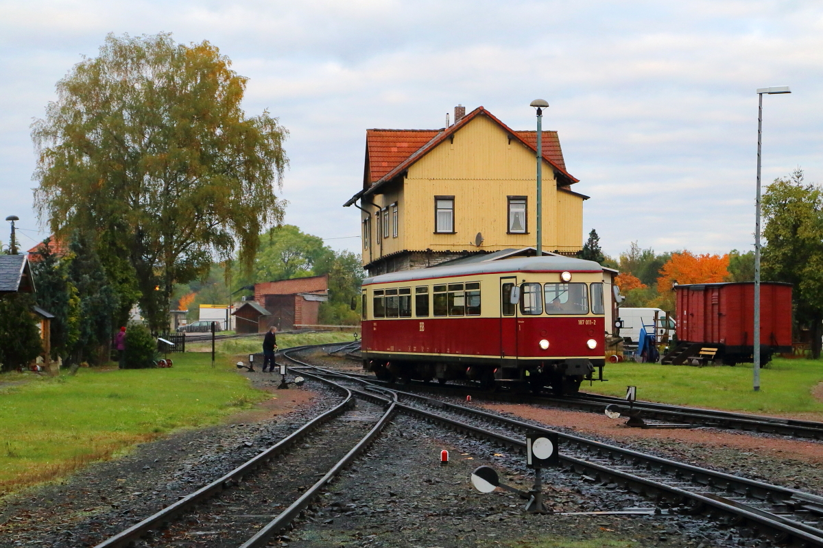 Triebwagen 187 011 m Morgen des 23.10.2016 auf Bereitstellungsfahrt im Bahnhof Gernrode.
