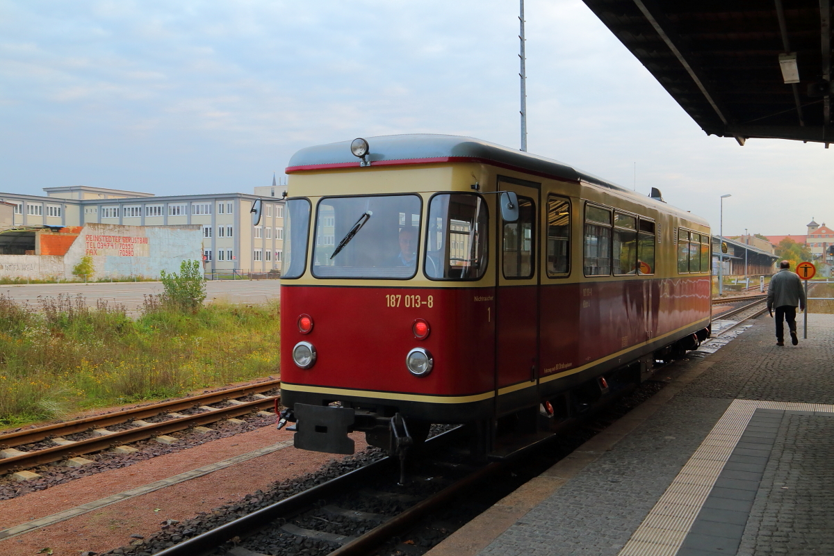 Triebwagen 187 013 als P 8957 (Quedlinburg-Harzgerode) am Abend des 18.10.2015, kurz vor Ausfahrt, auf Gleis 3 im Bahnhof Quedlinburg.