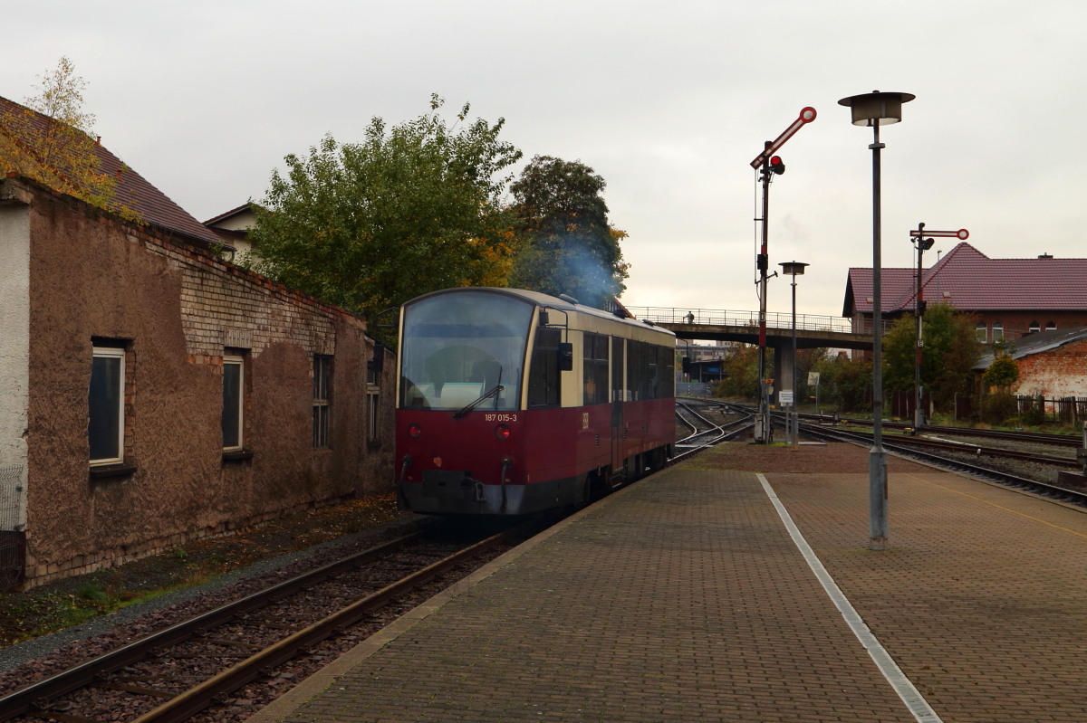 Triebwagen 187 015 als P 8914 am 17.10.2015 bei der Ausfahrt aus dem Bahnhof Nordhausen Nord mit Fahrziel Hasselfelde.