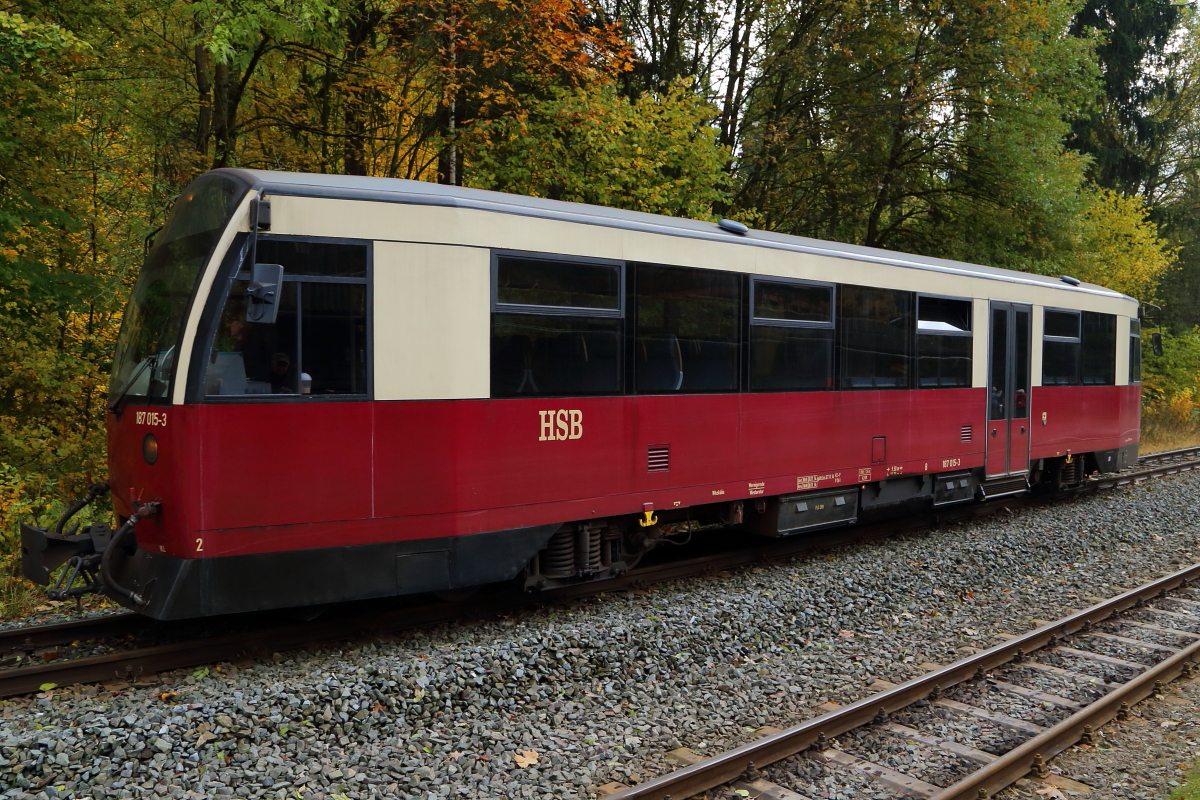 Triebwagen 187 015, als P8981 Harzgerode-Nordhausen), am 23.10.2016 kurz vor Erreichen des Bahnhofes Alexisbad.