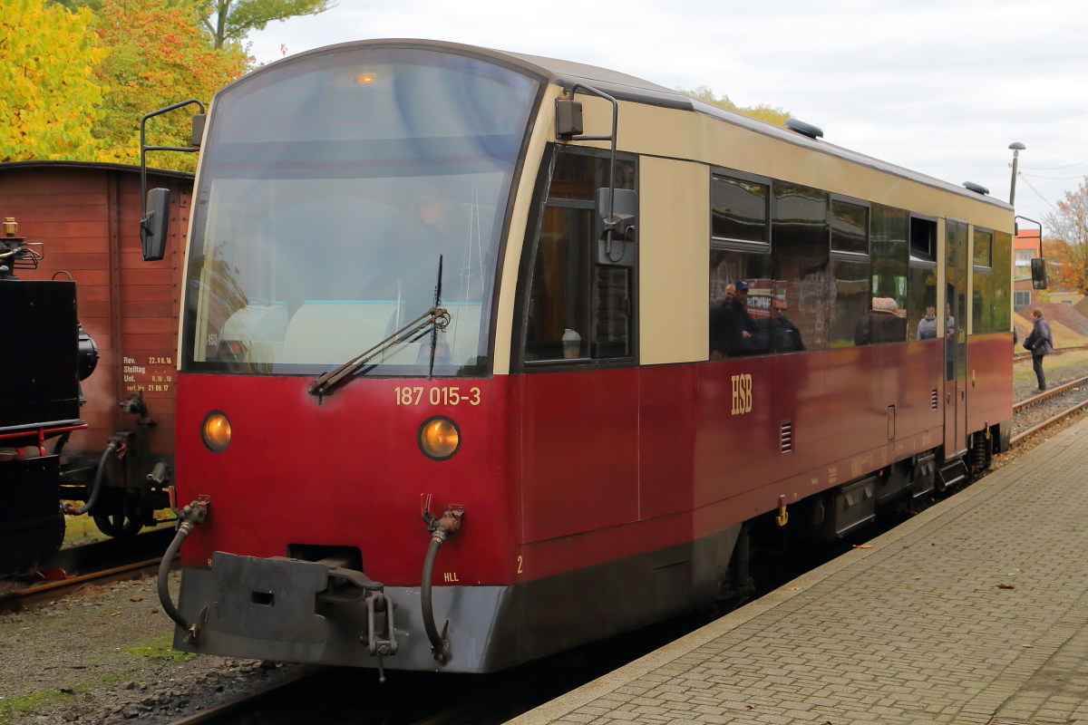 Triebwagen 187 015 am 23.10.2016 im Bahnhof Harzgerode. In wenigen Minuten wird er als P8981 nach Nordhausen starten.