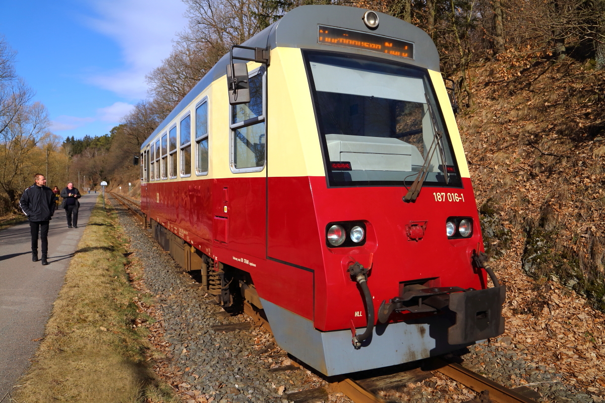 Triebwagen 187 016 als P 8981 (Harzgerode - Nordhausen Nord) am Nachmittag des 26.02.2016 kurz nach Verlassen des Bahnhoffes Straßberg. Die Aufnahme entstand während einer Sonderzugveranstaltung der IG HSB. (Bild 1)