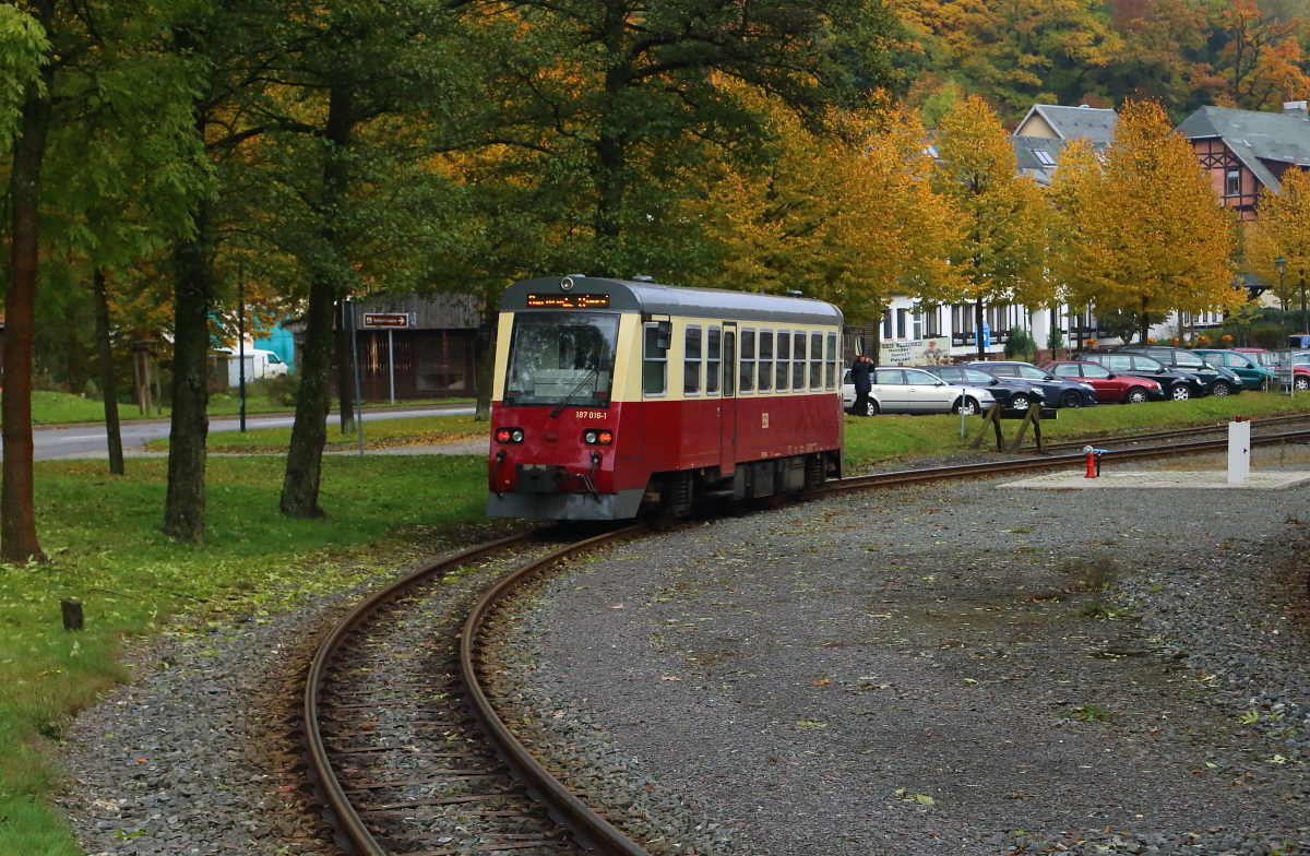 Triebwagen 187 016 am 23.10.2016 als P8952 aus Eisfelder Talmühle kommend und mit Fahrziel Quedlinburg, bei der Einfahrt in den Bahnhof Alexisbad.