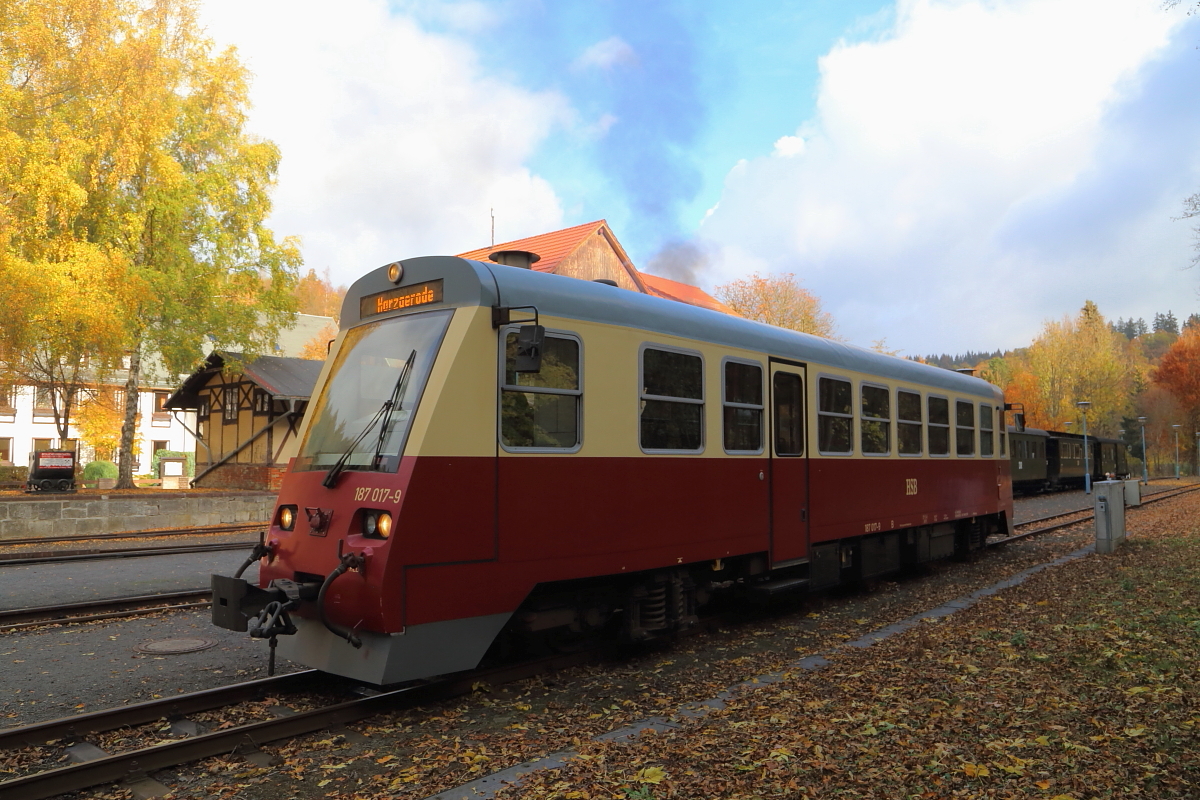 Triebwagen 187 017 mit Fahrziel Harzgerode am 21.10.2018 im Bahnhof Alexisbad.
