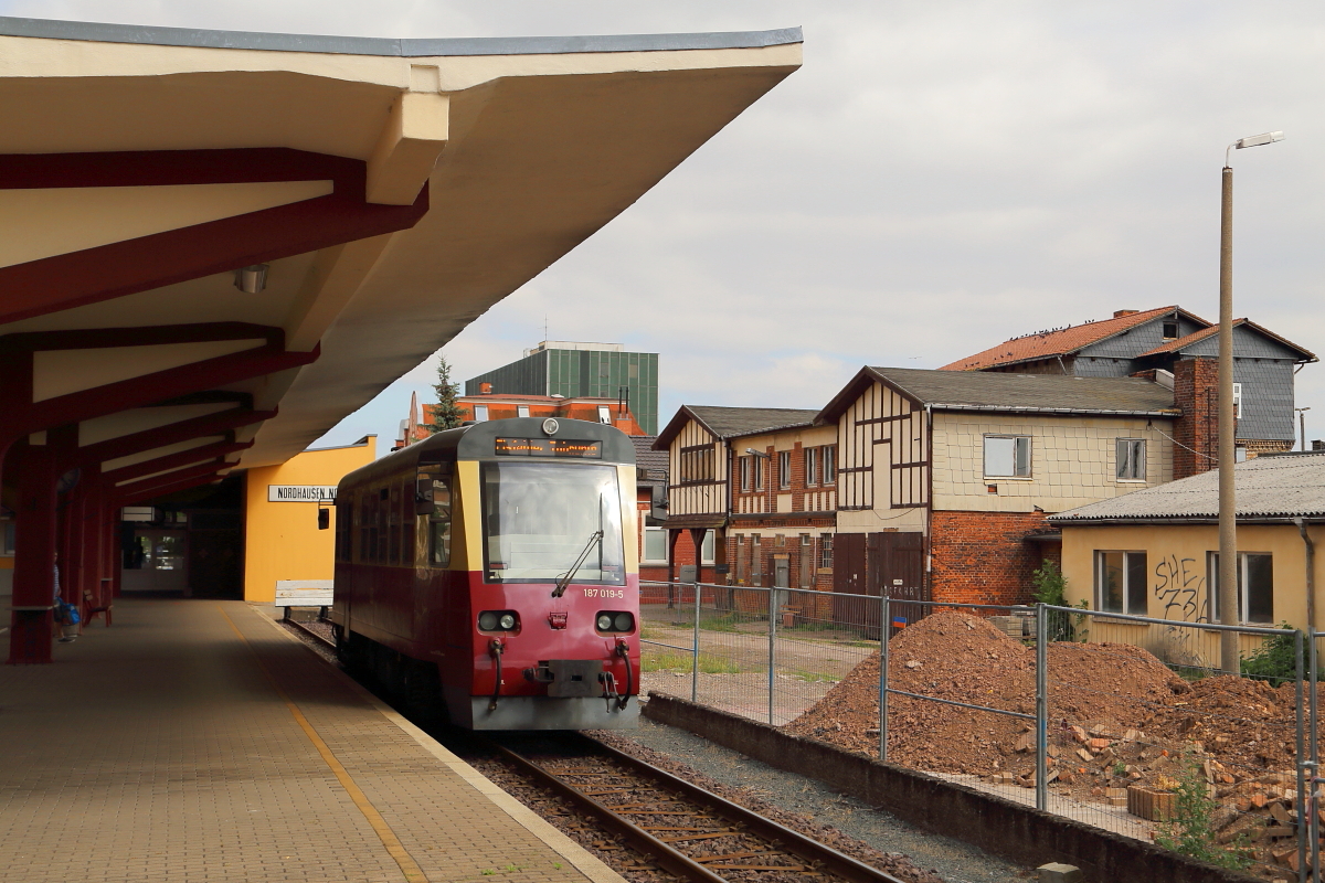 Triebwagen 187 019 als P 8986 am 06.07.2018 kurz vor Ausfahrt nach Eisfelder Talmühle im Bahnhof nordhausen Nord.