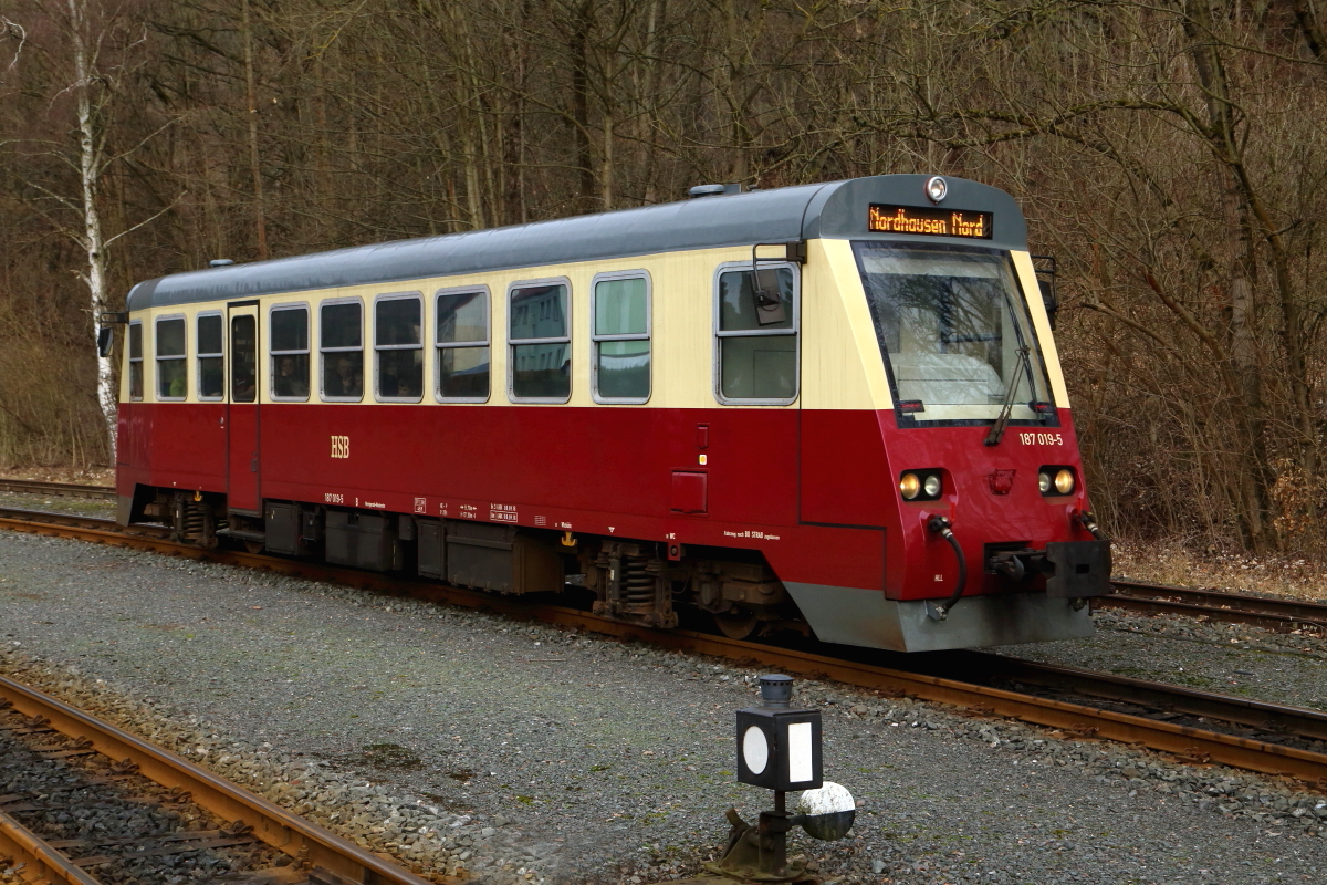 Triebwagen 187 019 als P 8981 (Eisfelder Talmühle - Nordhausen Nord) am Nachmittag des 25.02.2017 bei der Einfahrt in den Bahnhof Ilfeld. Leider hat er über 30 Minuten Verspätung, sodaß unser im Bahnhof wartender IG HSB-Sonderzug ebenfalls erst erheblich verspätet weiterfahren kann.