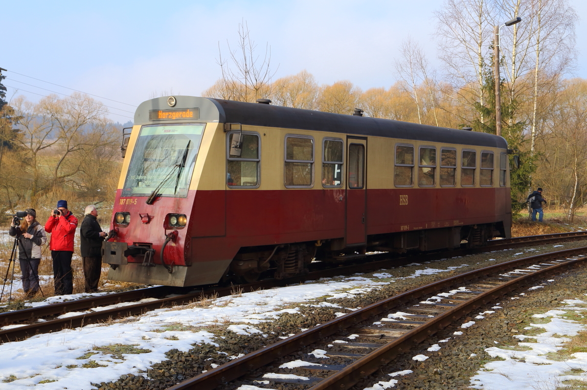 Triebwagen 187 019 als P 8982 (Hasselfelde-Harzgerode) am 15.02.2015 bei der Einfahrt in den Haltepunkt Straßberg. Immer dabei, die Fotogemeinde des Sonderzuges der IG HSB, welcher an diesem Tage von Quedlinburg über Nordhausen nach Wernigerode fuhr!