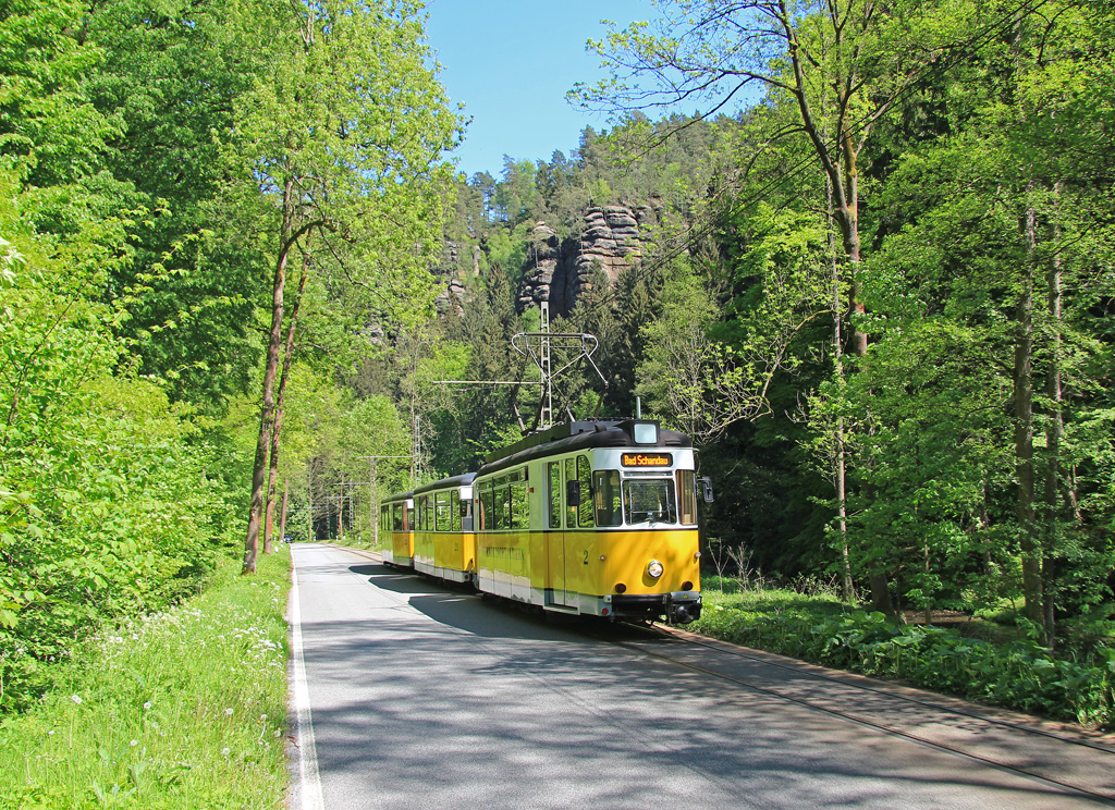 Triebwagen 2 und zwei Beiwagen der Kirnitzschtalbahn am 13.05.2015 in Richtung Bad Schandau fahrend.