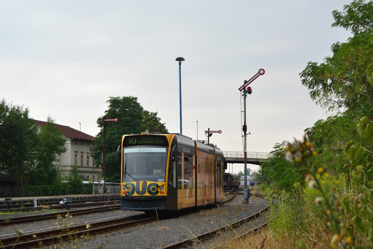 Triebwagen 201 passiert als 8726 nach Ilfeld Neanderklinik das Ausfahrsignal Friedrich in Nordhausen Nord. 

Nordhausen 29.07.2019