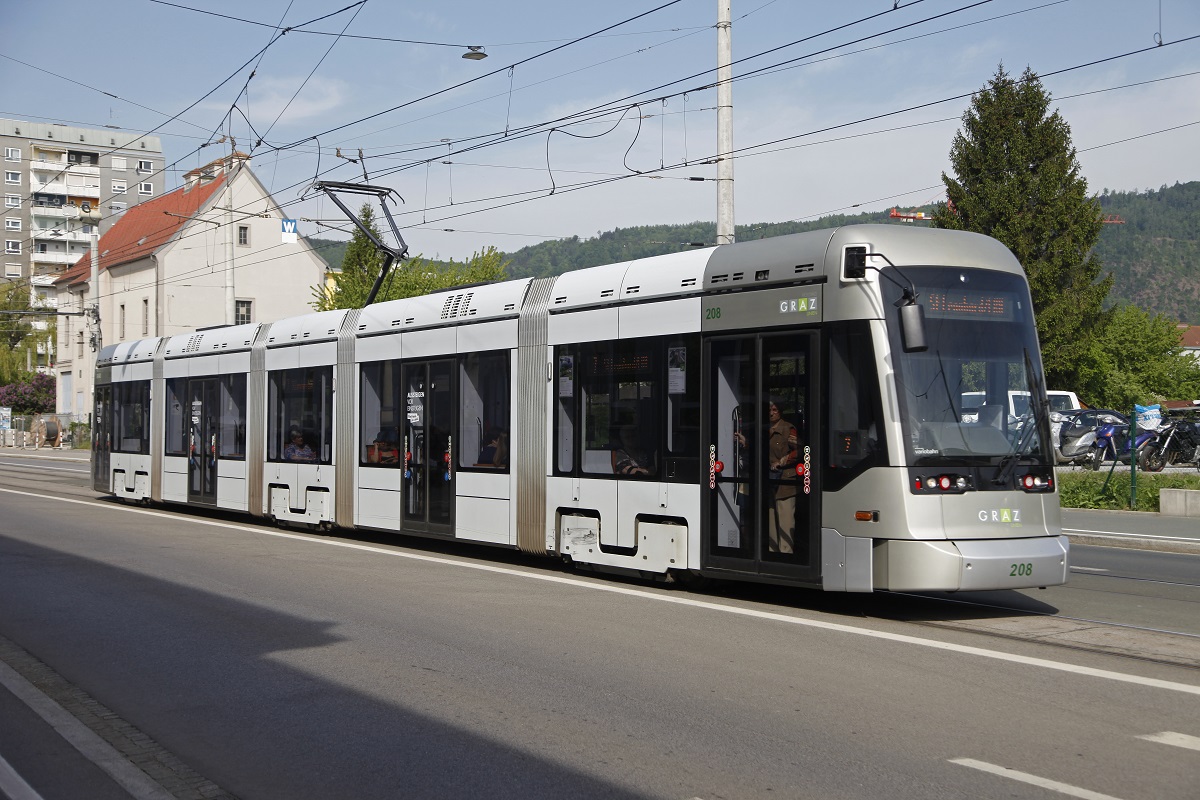 Triebwagen 208, Linie 7, Eggenbergerstraße am 6.05.2015.