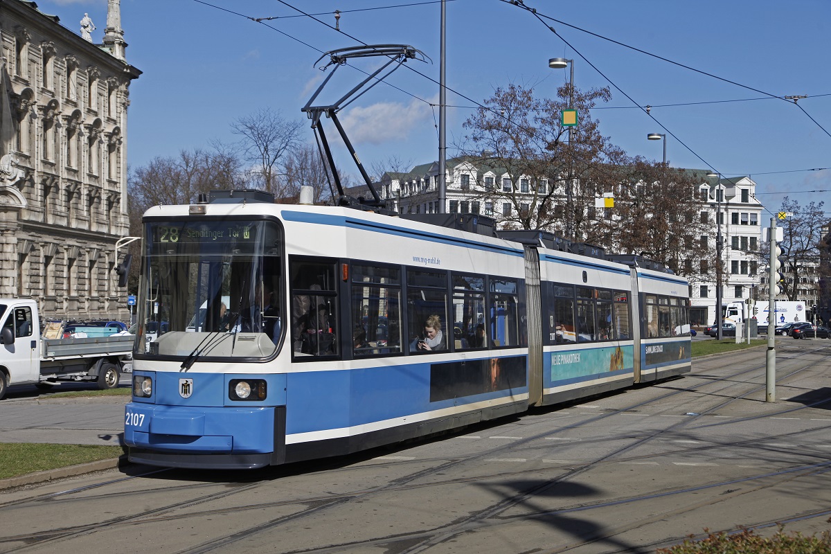 Triebwagen 2107, Linie 28, Karlsplatz Stachus, 2.03.2017.