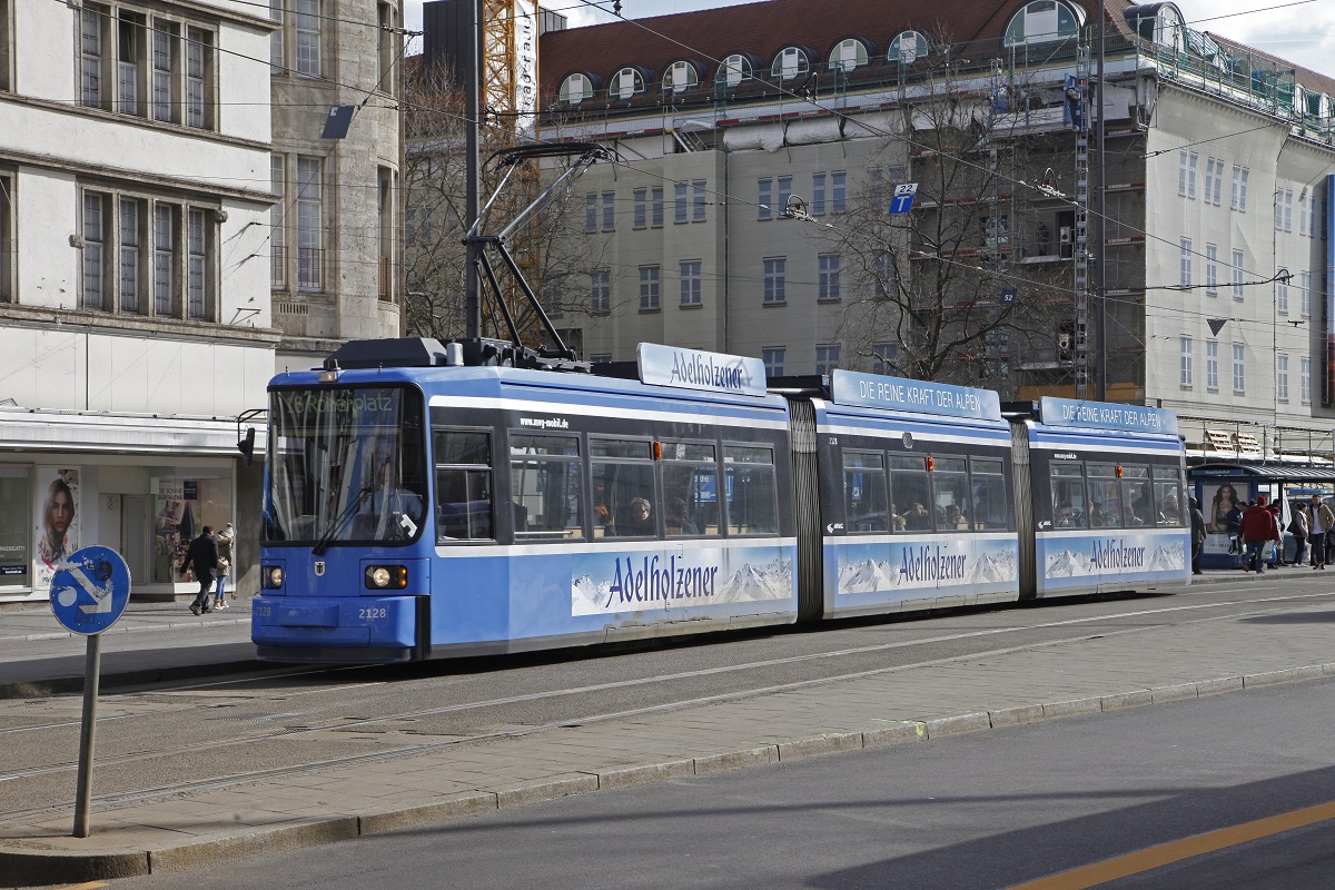 Triebwagen 2128, Linie 16,Bahnhofsplatz, 2.03.2017