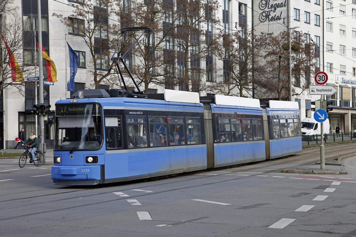 Triebwagen 2138, Linie 17, Arnulfstraße, 2.03.2017.