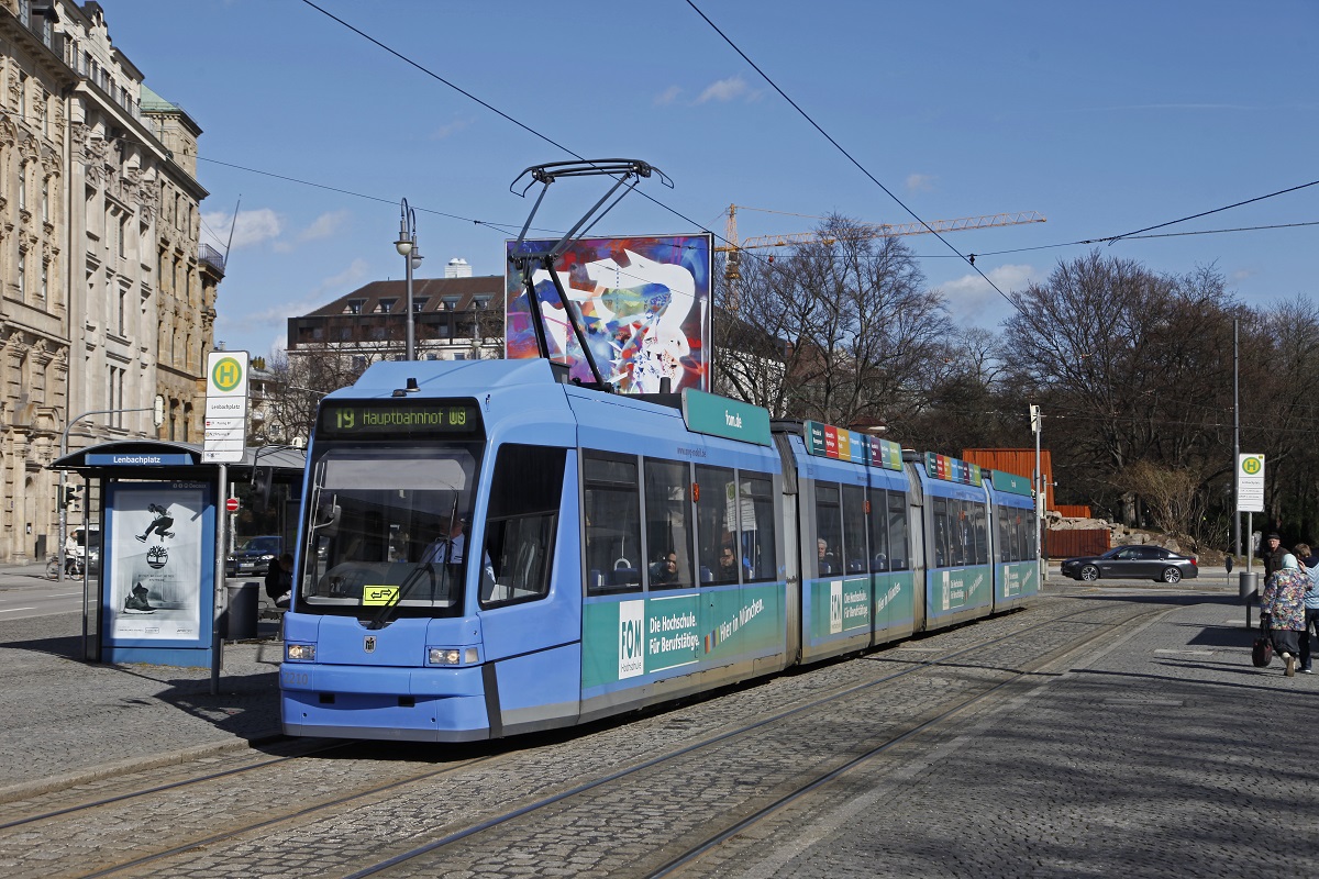 Triebwagen 2210, Linie 19, Lenbachplatz, 2.03.2017.