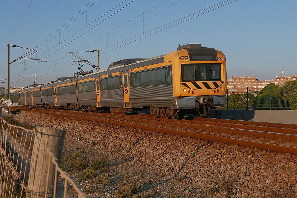 Triebwagen 2269, am 09.10.2017 unterwegs als URBANO 15744 von Porto Campanhã nach Coimbra, hat die ünterirdische Haltestelle Espinho fast erreicht.