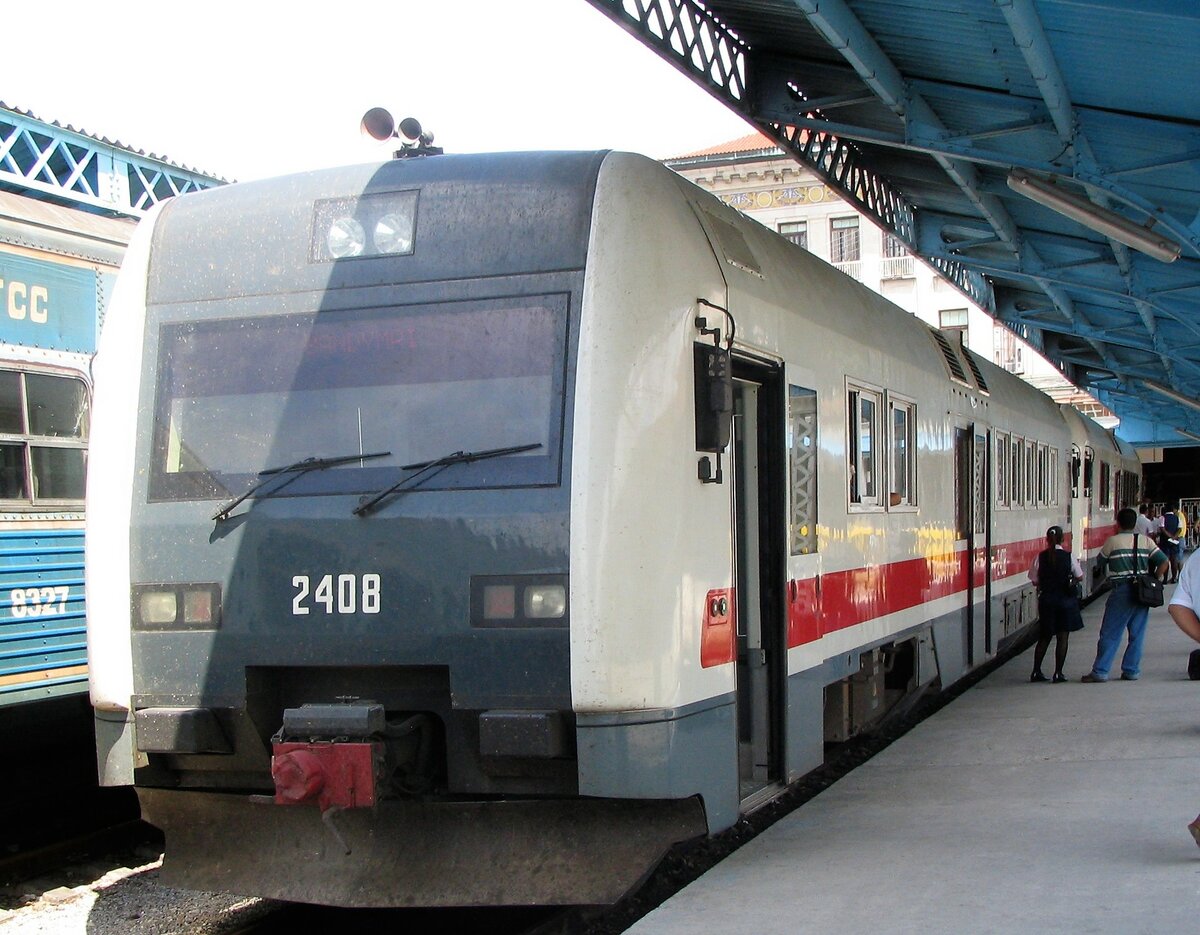 Triebwagen #2408 der Serie Dm11 (ursprünglich von Alstom für Finnland gebaut) als Schnellzug zwischen Havanna und Santiago de Cuba in der Estacion Central de Ferrocarril Havanna im September 2004.