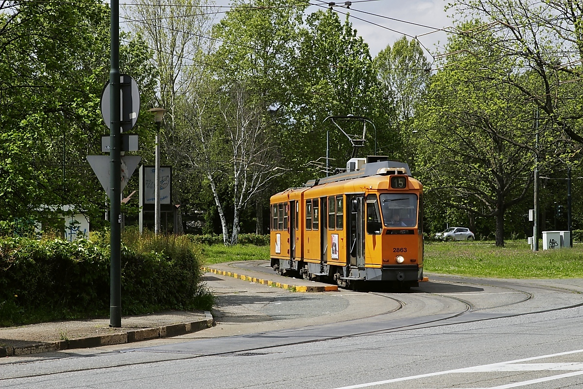 Triebwagen 2863 der Turiner Straßenbahn in der Endhaltstelle der Linie 15 (04.05.2019) am Corso Casale in Sassi