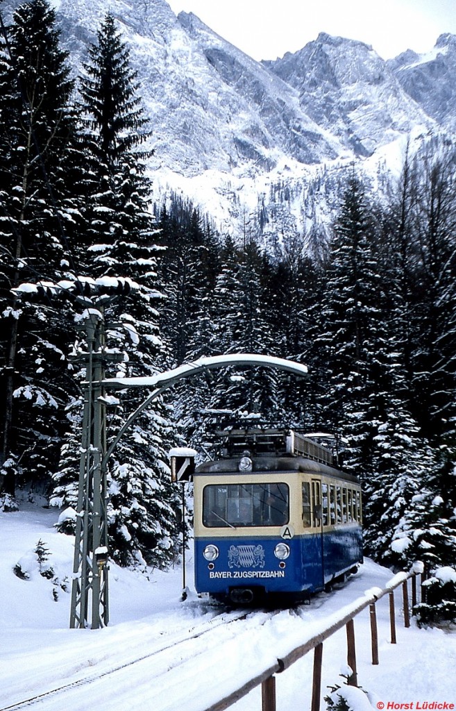 Triebwagen 3 der Zugspitzbahn trifft auf seiner Fahrt vom Schneefernerhaus nach Garmisch im Bahnhof Eibsee ein (Anfang Januar 1980). Das Fahrzeug mit der Achsfolge 1zz11zz1 und einer Leistung von 4x114 kW wurde 1958 von einem Konsortium aus MAN, AEG und SLM unter der Fabrik-Nr. 143474 geliefert.