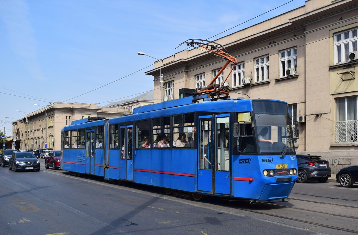 Triebwagen 3008 ist auf der Linie 44 unterwegs und fährt am Gara de Nord entlang Richtung Vasile Parvan.

Bukarest 09.09.2025