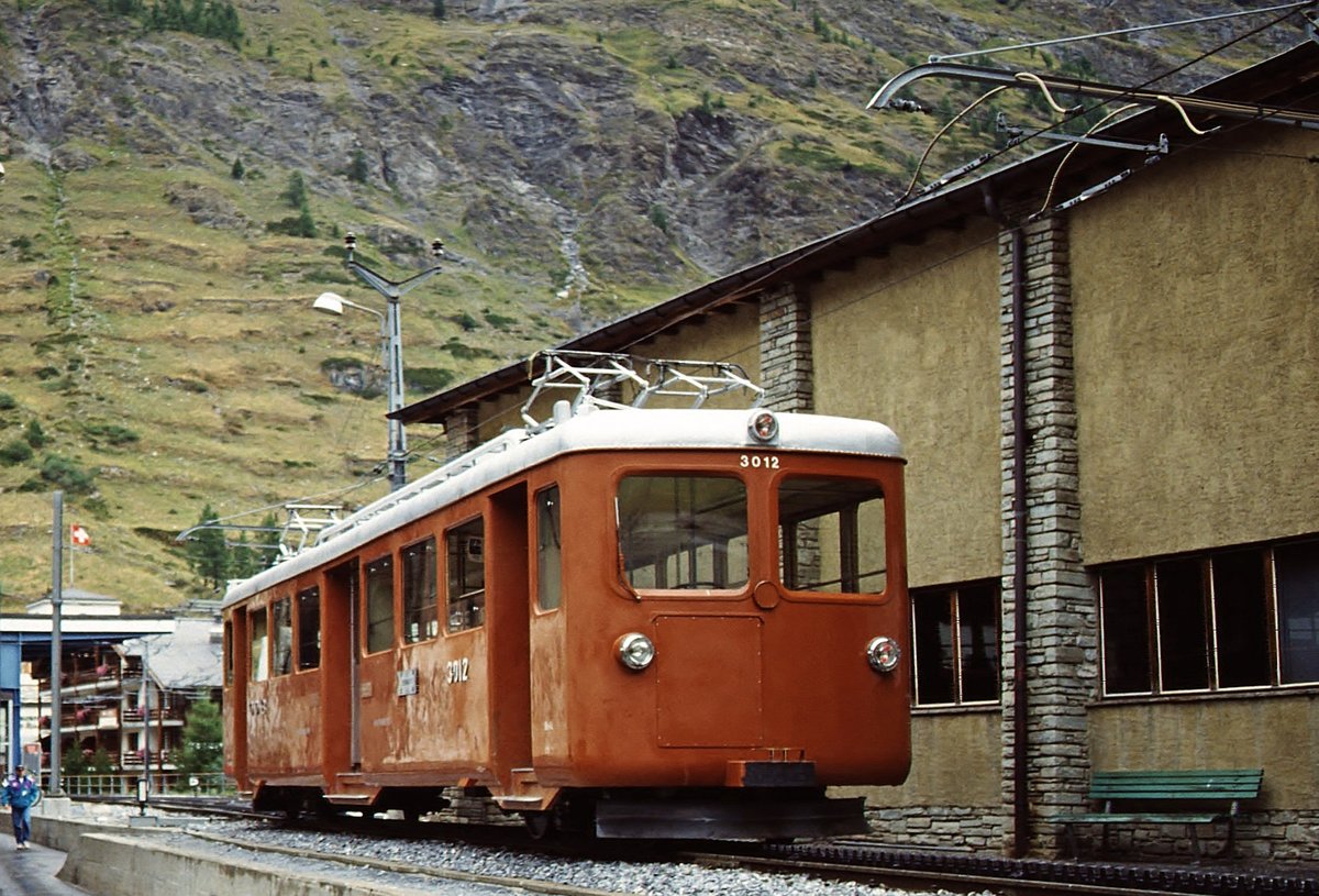 Triebwagen 3012 der Gornergratbahn- Matterhorn im Sommer 1993 in Zermatt.
Diaaufnahme digitalisiert.