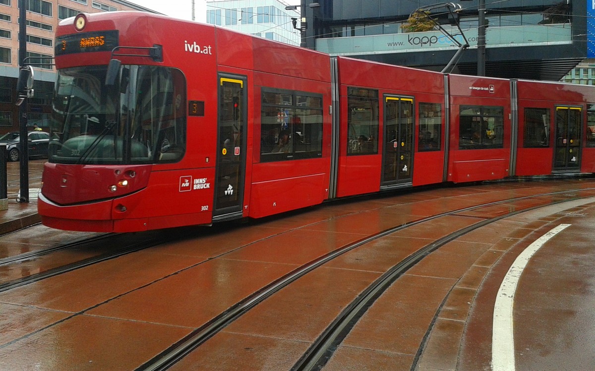 Triebwagen 302 als Line 3 (Höttinger Au/West - Amras) bei der Einfahrt in die Haltestelle Innsbruck Hauptbahnhof. (15.5.2015)