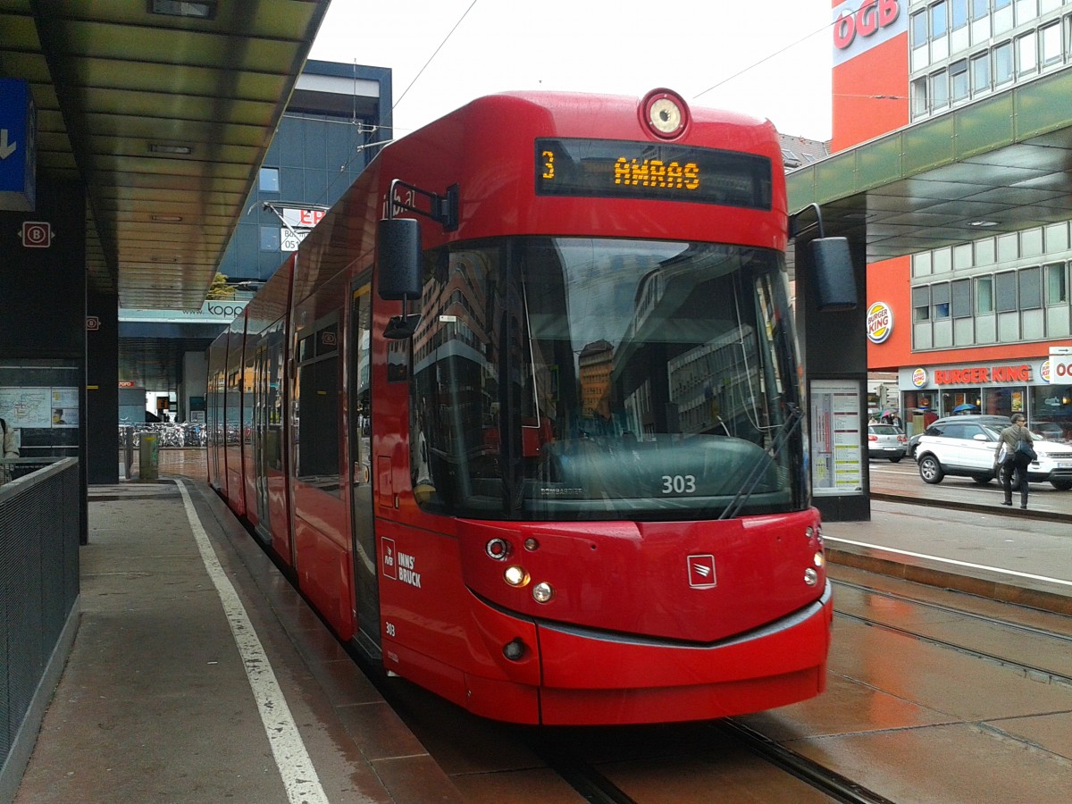 Triebwagen 303 als Line 3 (Amras - Höttinger Au/West) bei der Einfahrt in die Haltestelle  Innsbruck Hauptbahnhof. (15.5.2015)