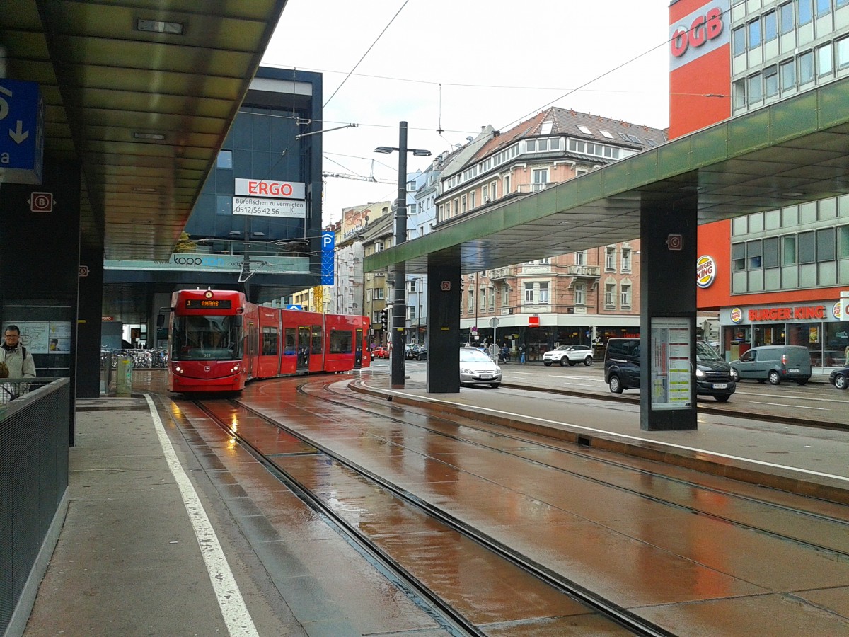 Triebwagen 303 als Line 3 (Höttinger Au/West - Amras) bei der Einfahrt in die Haltestelle Innsbruck Hauptbahnhof. (15.5.2015)