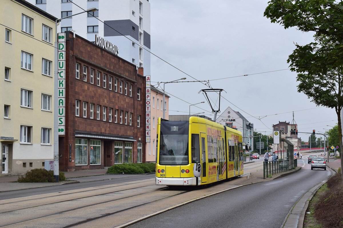Triebwagen 303 erreicht die Haltestelle Amalienstraße. Auffällig ist links das Druckhaus mit seiner alten Fassade.

Dessau 26.07.2020