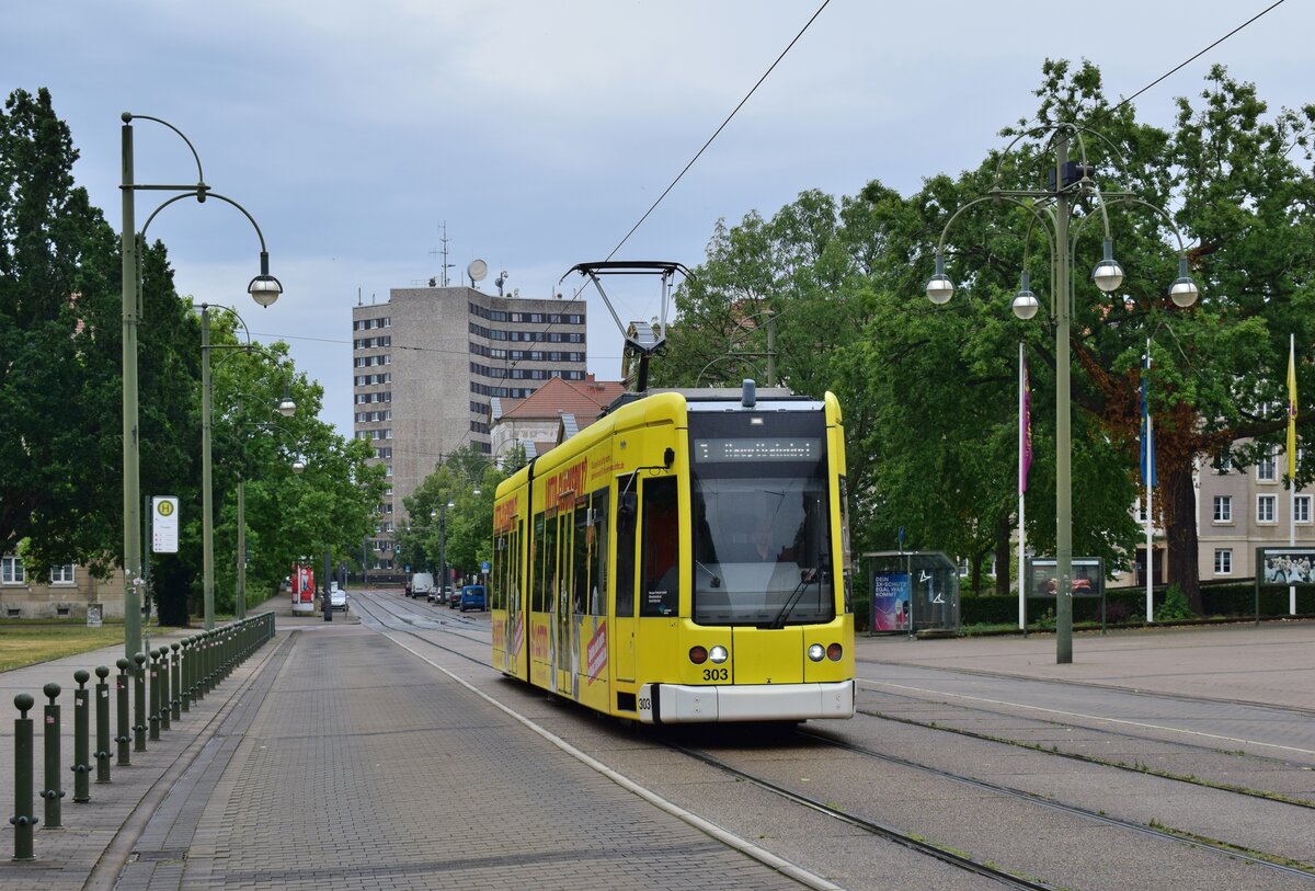 Triebwagen 303 erreicht die Haltestelle Anhaltisches Theater in Dessau. Im Hintergrund eins von 3 Y-Hochhäusern.

Dessau 26.07.2020