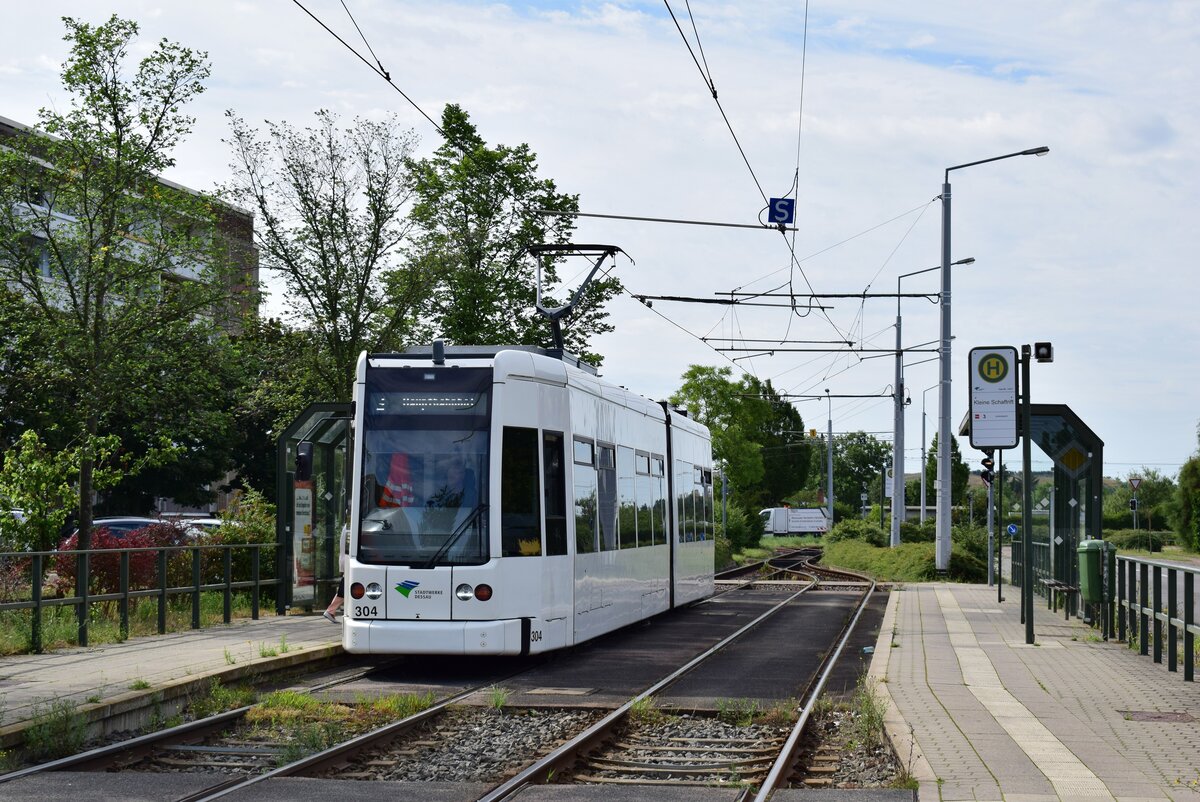 Triebwagen 304 erreicht die Haltestelle Kleine Schaftriftin Dessau.

Dessau 28.07.2020