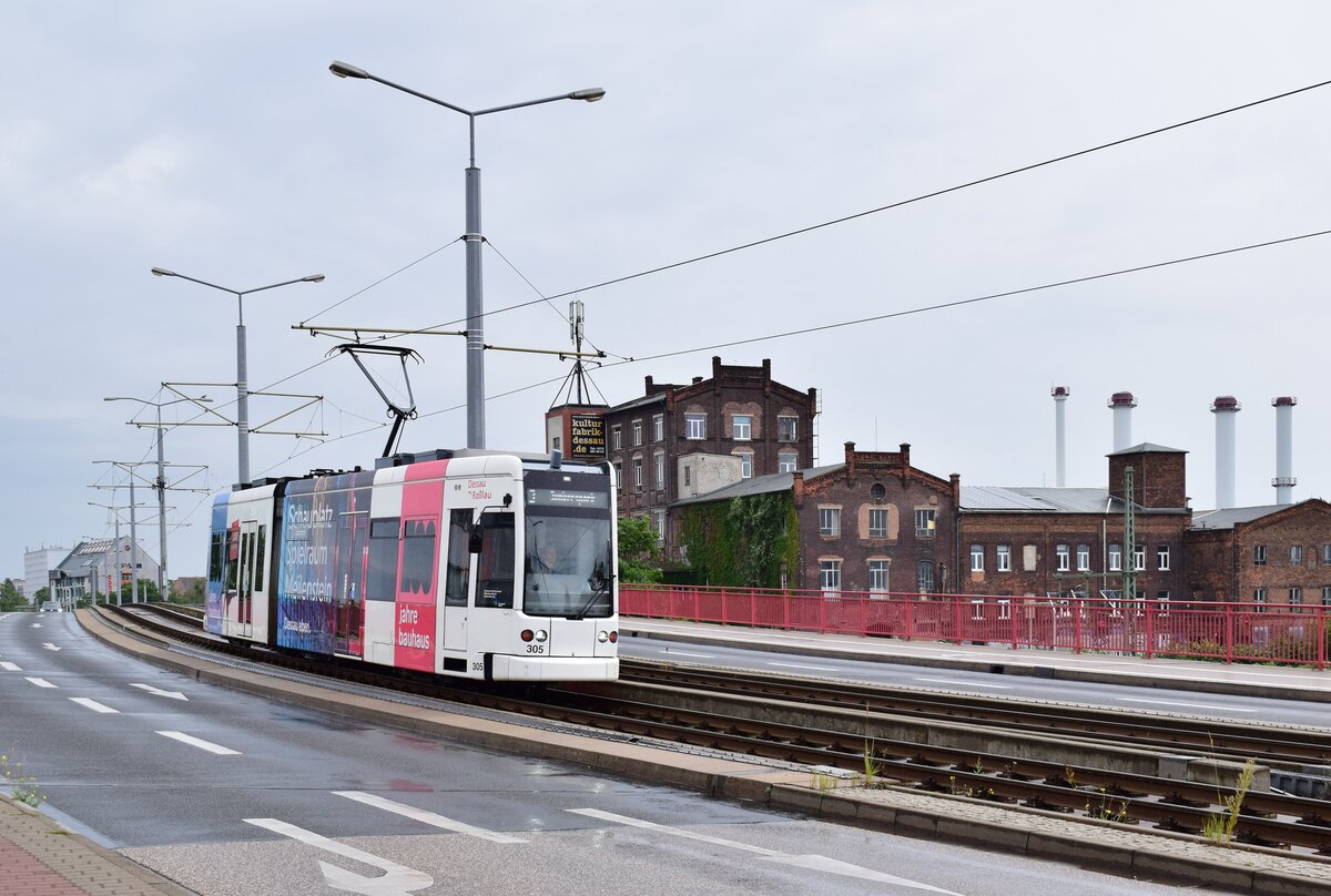 Triebwagen 305 überquert die Brauerei Brücke in Dessau und passiert die Kulturfabrik.

Dessau 26.07.2020