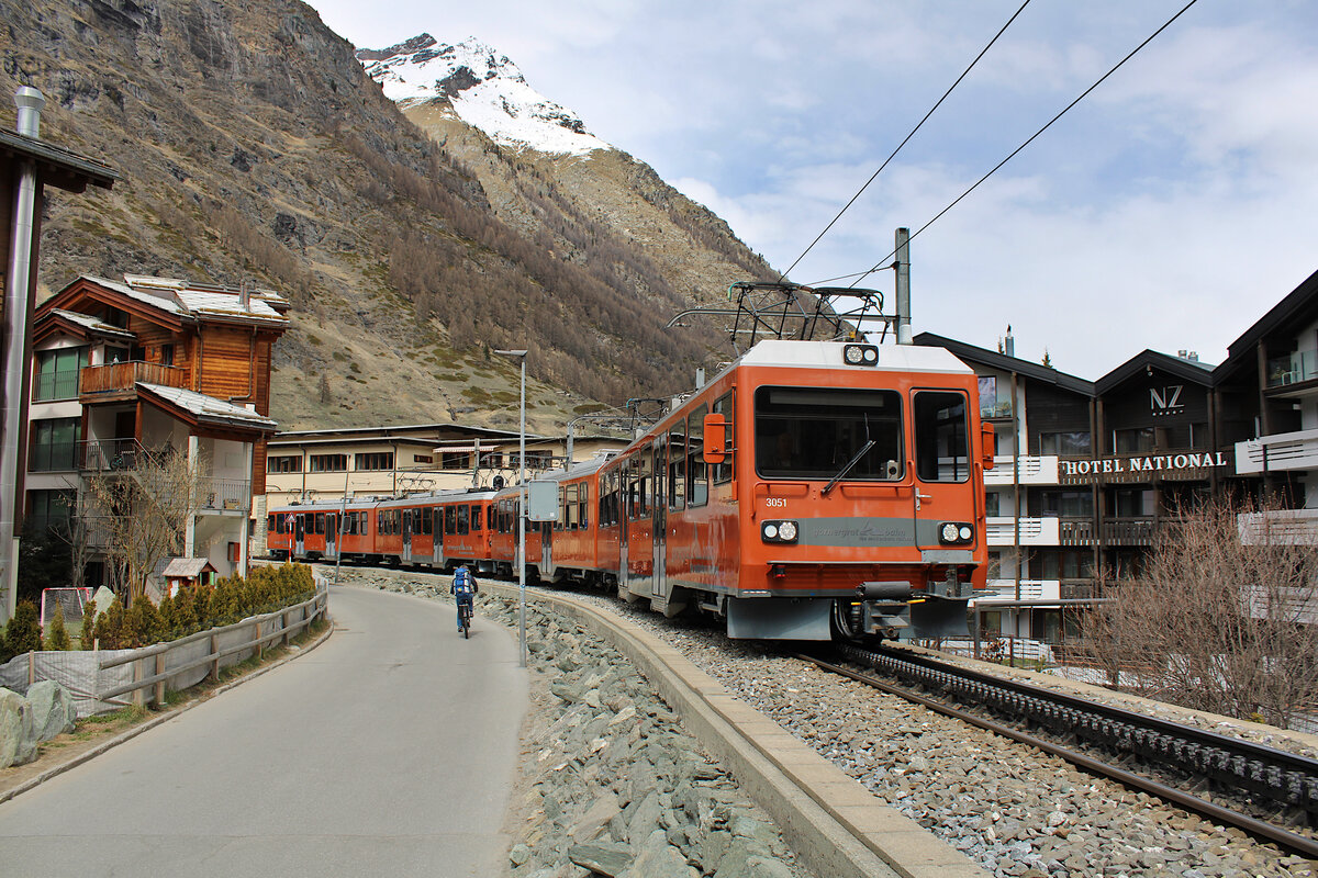 Triebwagen 3051 der Gornergratbahn verlässt Zermatt in Richtung Gornergrat. (18.04.2023)