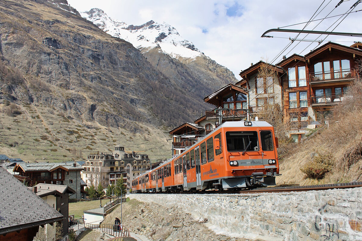 Triebwagen 3051 der Gornergratbahn verlässt Zermatt in Richtung Gornergrat. (18.04.2023)